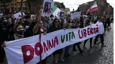 بالأغاني والمظاهرات.. كيف تضامنت دول العالم مع الإيرانيات ضد خامنئي؟ 