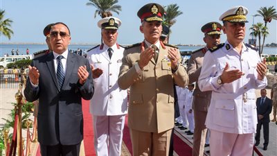 ذكرى نصر أكتوبر.. قيادات محافظة الإسكندرية يضعون إكليلا من الزهور على النصب التذكاري 