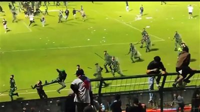 مصرع 127 شخصًا وإصابة 180 آخرين في أعمال شغب عقب مباراة ديربي بإندونيسيا | صور وفيديو