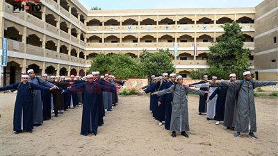 بالجلباب والعمامة.. اللون الأحمر يُزين معاهد الأزهر في ثاني أيام الدراسة