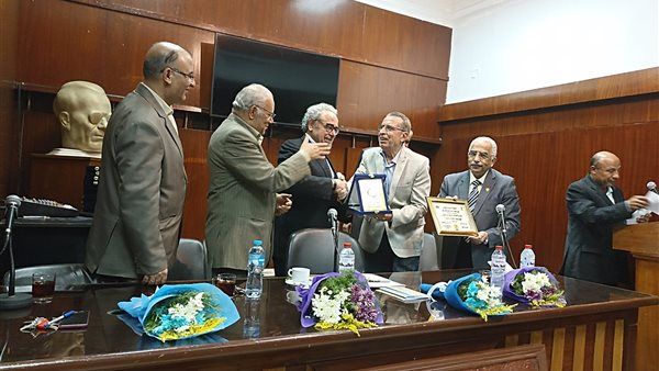 تسليم الجوائز