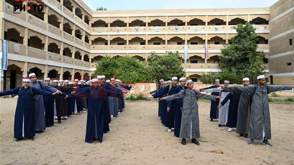 اللون الأحمر يزين