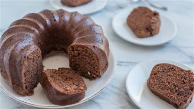 طريقة عمل الكيكة الإسفنجية بالكاكاو.. وصفتين بالفيديو الأولي دون بيض