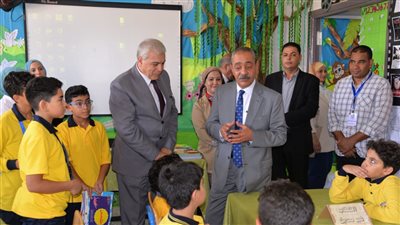 محافظ الإسماعيلية يتابع انتظام سير العملية التعليمية مع بداية العام الدراسي