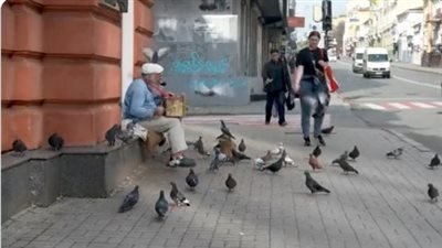 لحن الألم.. قصة عجوز يستخدم صندوق الموسيقى للعزف على أوتار الحرب في أوكرانيا