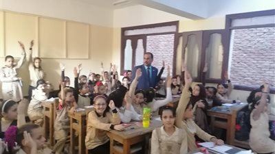 لافتراشهم الأرض بالفصول.. إحالة مدير الإدارة التعليمية بالخانكة للتحقيق واستبعاد مدير مدرسة الشهيد تامر عبد الله