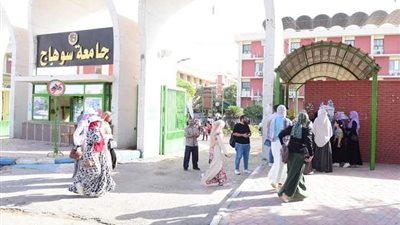لليوم الثاني.. انتظام الدراسة والمحاضرات في جامعة سوهاج | صور 