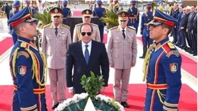 بعزف الموسيقى العسكرية.. السيسي ووزير الدفاع يزوران النصب التذكاري لشهداء القوات المسلحة