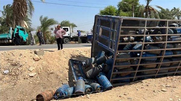 انقلاب سيارة أنابيب