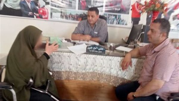 السيدة داخل إدارة