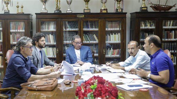 الخطيب يجتمع بلجنة