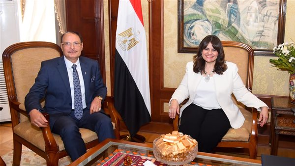 وزيرة الهجرة مع أحد