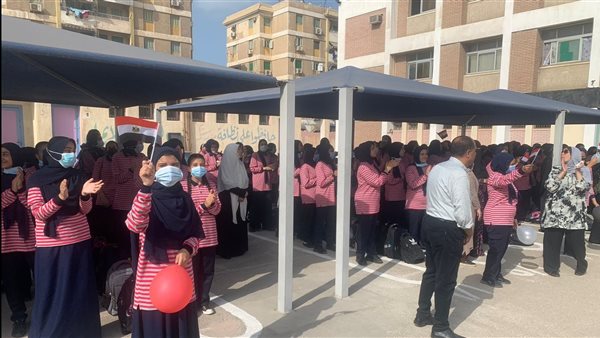 مظلات لحماية الطالبات