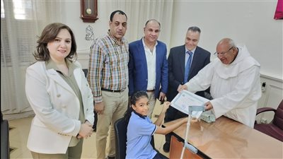 بعد نشر القاهرة 24.. تكريم طالبة رفضت الغياب عن المدرسة رغم كسر قدمها | صور