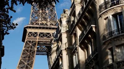 بعد رفض شعبي.. فرنسا تتراجع عن قطع أشجار برج إيفل لبناء كافيهات 