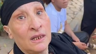 جدة تلميذة سقطت من الطابق الثالث بالعجوزة: كانت بتجري من المُدرِّسة عشان ضربتها بالخرزانة | بث مباشر