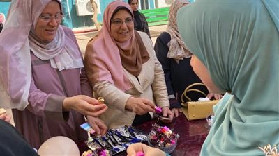 كلية الدراسات الإسلامية والعربية للبنات بالمنصورة تستقبل الطالبات بالورد والحلوى | صور