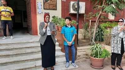 مديرة مدرسة تكرم طالبا محاربا للسرطان وبطل فروسية.. والأم: رفعت من معنوياته  