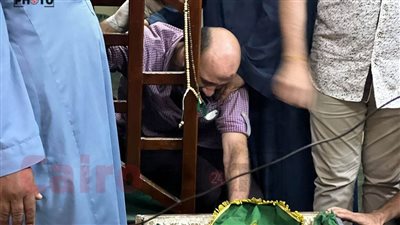 انهيار والد التلميذة المتوفاة إثر سقوطها من مبنى مدرسة بالعجوزة أثناء الجنازة | صور