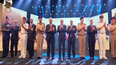 السيسي يلتقط صورة جماعية مع أبطال حرب أكتوبر 