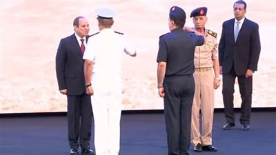 السيسي يصدق على ترقية قائدي القوات البحرية والجوية إلى رتبة فريق