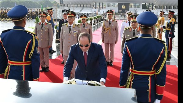 السيسي يضع أكليل