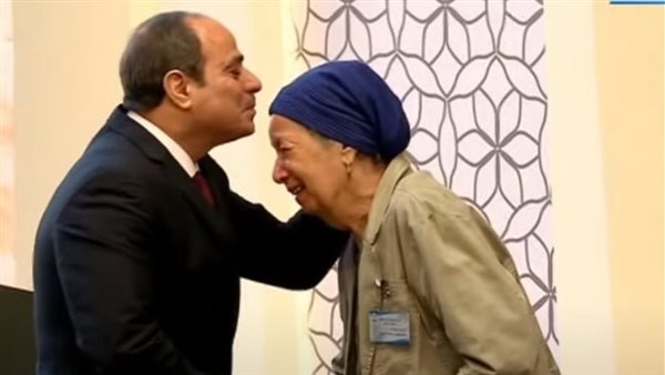 السيسي يحيي بعض أسر