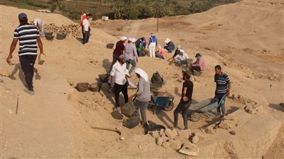 الآثار: برنامج تدريبي على أعمال الحفائر يقود للكشف عن مقبرة من العصر البطلمي | صور 