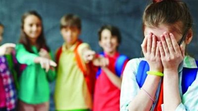 معرفتش تكتب.. مدرس يضرب تلميذة بالعصا ويصيبها بنزيف في المخ بالدقهلية | بث مباشر