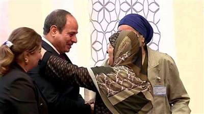 بعد وقوفها بجوار الرئيس | زوجة أحد محاربي أكتوبر: مكنتش أحلم أسلم عليه.. وكفاية إنه افتكرنا بعد 49 سنة