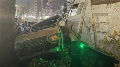 دون إصابات.. سائق نقل يقتحم موقف الألف مسكن ويدهس عددًا من السيارات | بث مباشر