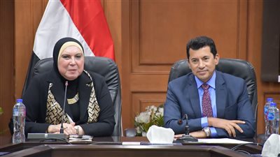 وزير الرياضة يبحث مع نيفين جامع التعاون المشترك