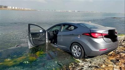 سقوط سيارة ملاكي في حوض مياه بـ ملاحات بورفؤاد | صور