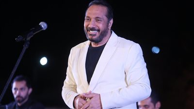 علي الحجار: الأطباء مانعيني أقف أو أقعد فترة طويلة لكني بغني على المسرح 3 ساعات