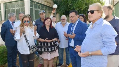 الفخراني وإلهام شاهين وليلى علوي يزرعون شجرة باسم هشام سليم في روما