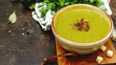 طريقة عمل البصارة بالملوخية.. صحية وشهية 