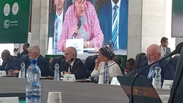 وزيرة البيئة تلتقي