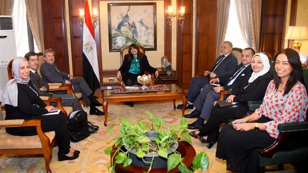 وزيرة الهجرة مع السفير