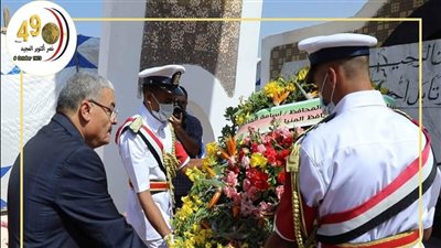 محافظ المنيا يضع إكليل الزهور على النصب التذكاري خلال احتفالات نصر أكتوبر