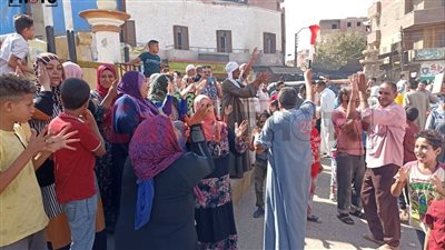 بالرقص والزغاريد.. الحاجة رضا تعود لأسرتها ببني سويف بعد غياب 45 عاما | بث مباشر 