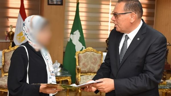 المحافظ أثناء تسليم