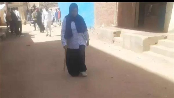 مديرة مدرسة بالعصا