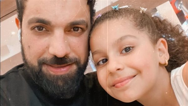 الطفلة هنا مع والدها