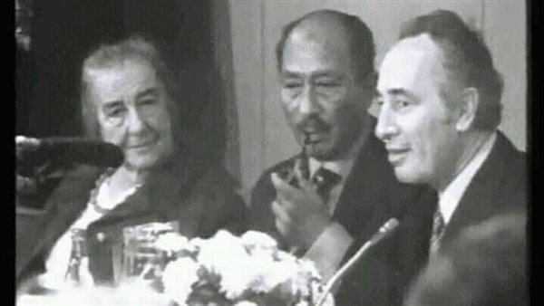 السادات يتوسط مائير