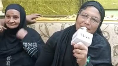 الحاجة رضا تعود لأحضان أسرتها ببني سويف بعد غياب 45 عامًا: سجدت لله.. وبوست تراب بلدي | بث مباشر 