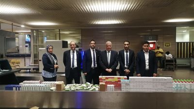 ضبط راكبة أجنبية حاولت تهريب 336 عبوة مستحضرات وأجهزة تجميل