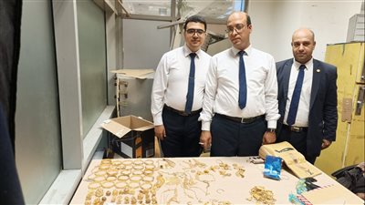 ضبط راكبة أجنبية حاولت تهريب كيلو ونصف مشغولات ذهبية حول جسدها بمطار القاهرة