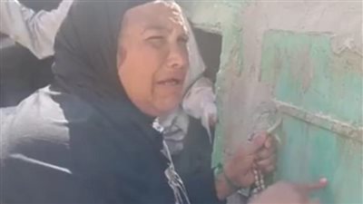 بعد غياب 45 عامًا.. سيدة الكرنك أمام قبر والدها: أنا جيت يا بابا افتحلي الباب علشان أحضنك | بث مباشر 