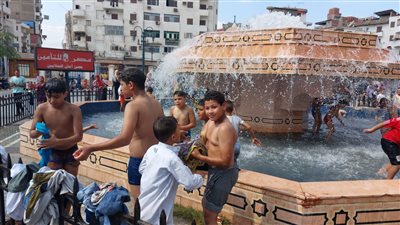 أطفال ساحة السيد البدوي بطنطا يحولون نافورة المسجد لحمام سباحة | صور