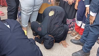 رضا جات يا أم رضا.. سيدة الكرنك تسجد لله شكرا بعد عودتها إلى أسرتها ببني سويف| فيديو 